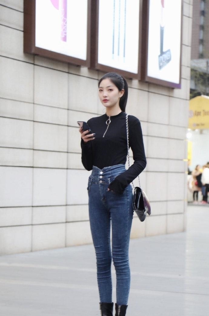 单品 高挑靓丽的小姐姐,紧身牛仔裤的穿搭,更显性感的气质!