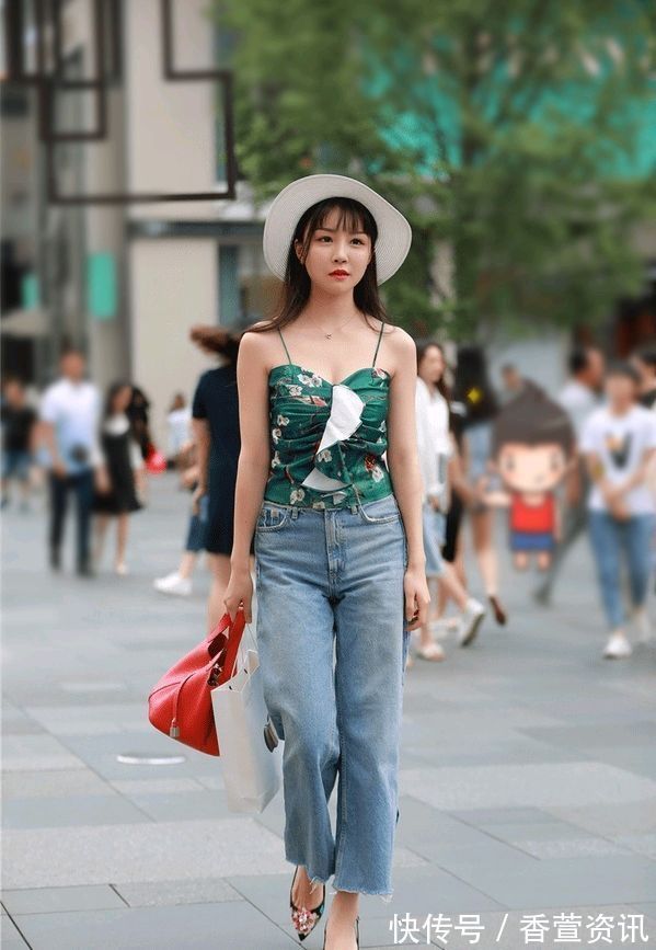 高跟鞋 女神气质的小姐姐,紧身背心搭配民族风短裙,美得简单粗暴