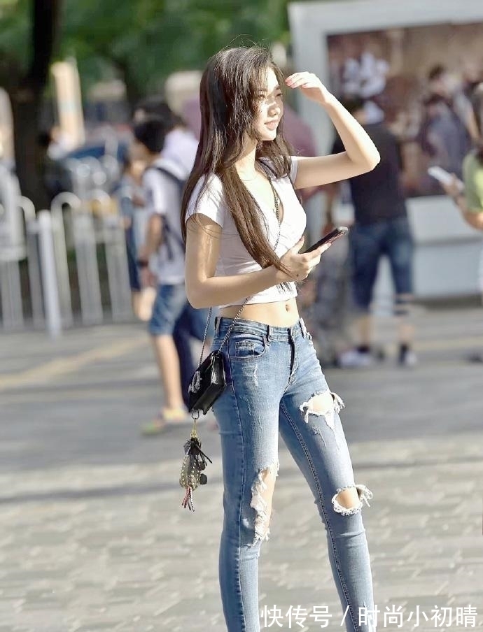 打扮 白T恤搭配牛仔裤,时尚养眼,美女的男友有福气!
