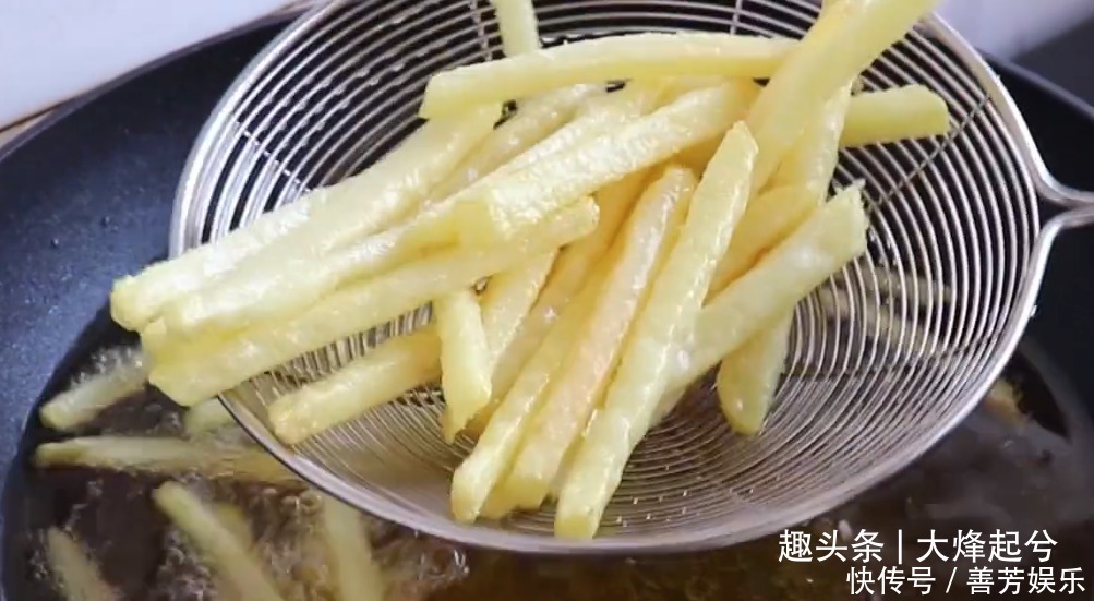 爱吃薯条请收藏，教你2个诀窍，金黄酥脆，一次做一大盆不够吃