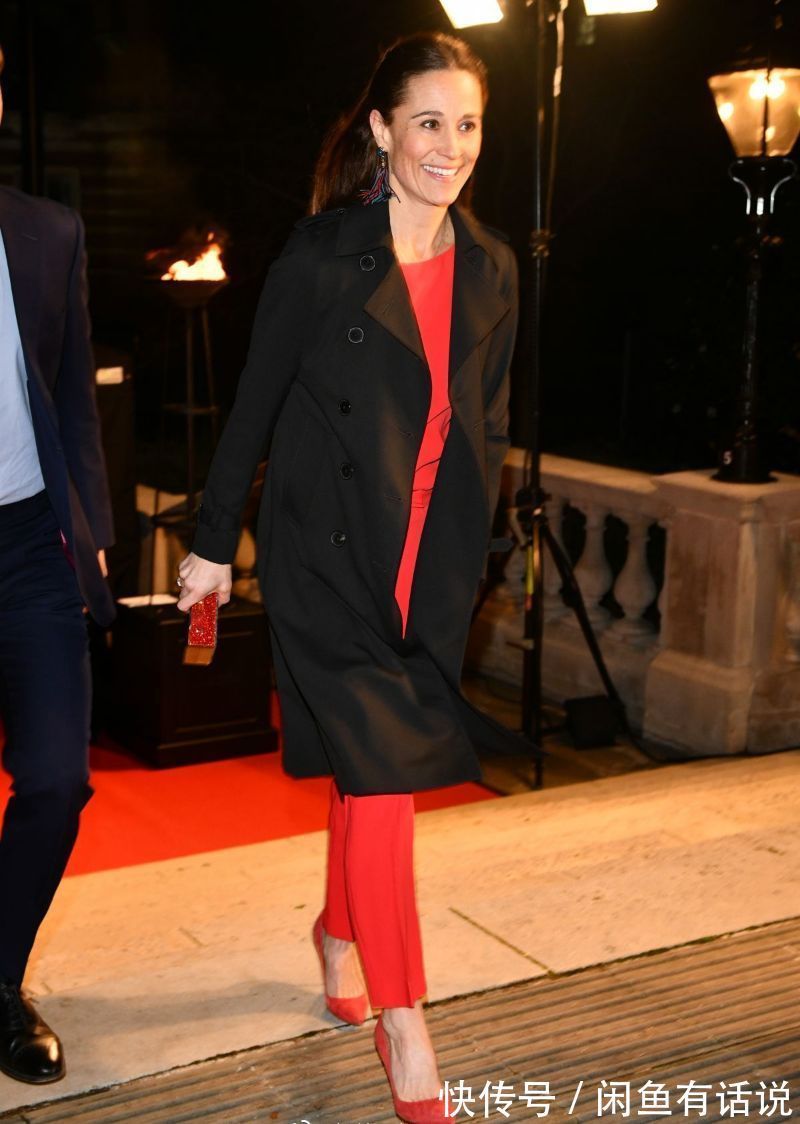穿搭 凯特妹妹比姐姐还显老,两人同穿“黑大衣”,相差2岁气质也不同