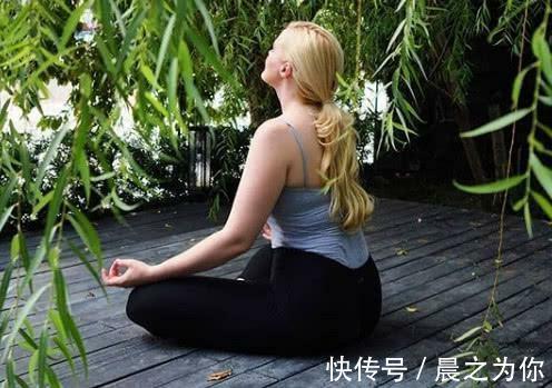 瑜伽|美国微胖女孩,钟情瑜伽健身,婀娜身材紧致有型