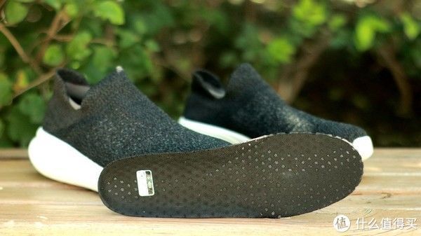 鞋底 比起踩屎感,我更喜欢袜套式,一双鞋才十几元却给你快乐脚感
