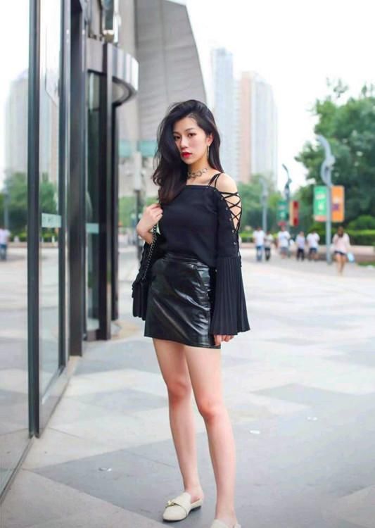 短裙|精致修饰长发的小美女,黑色的上衣配短裙,时尚又靓丽