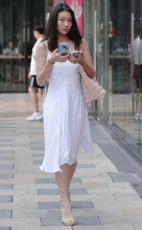 特别|街拍:小姐姐这双“彩虹鞋”,有点特别啊