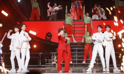 劉雨昕|央視七夕晚會：鳳凰傳奇舞臺驚艷，周深唱腔絕了，王冰冰展現出成熟美