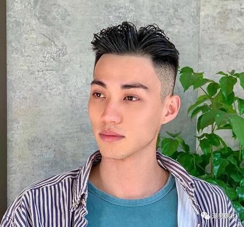 背头 “边短中长”的发型很帅气,造型时髦个性,20岁以上男生可尝试