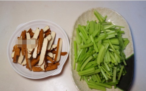 菜色|芹菜炒香干,直接炒就错了!少这一步,口感老硬,菜色也丑