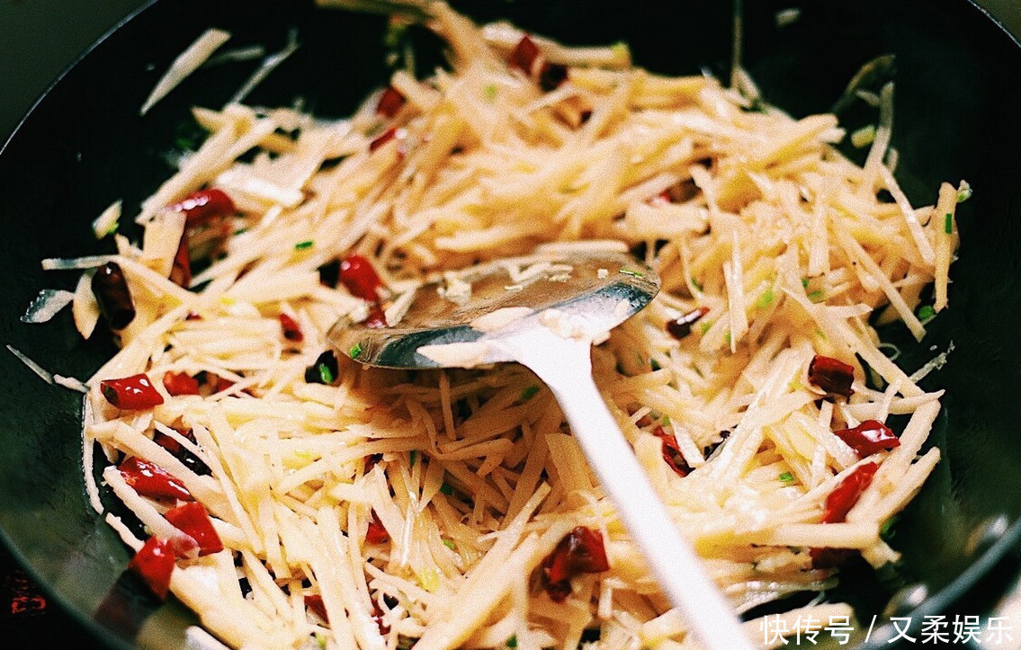 炒酸辣土豆丝,先放醋还是后放醋教你正确做法,酸辣脆爽超好吃