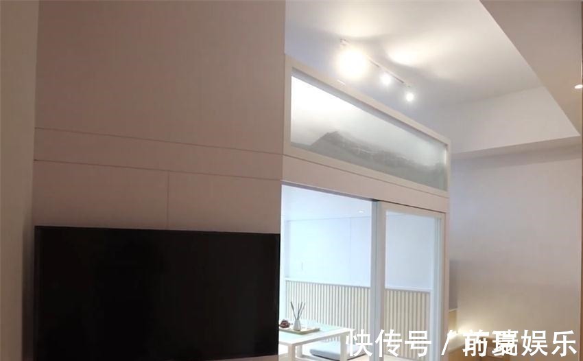 收纳|小两口买下21㎡婚房,巴掌大的家挤出“双客厅”,生活去繁从简