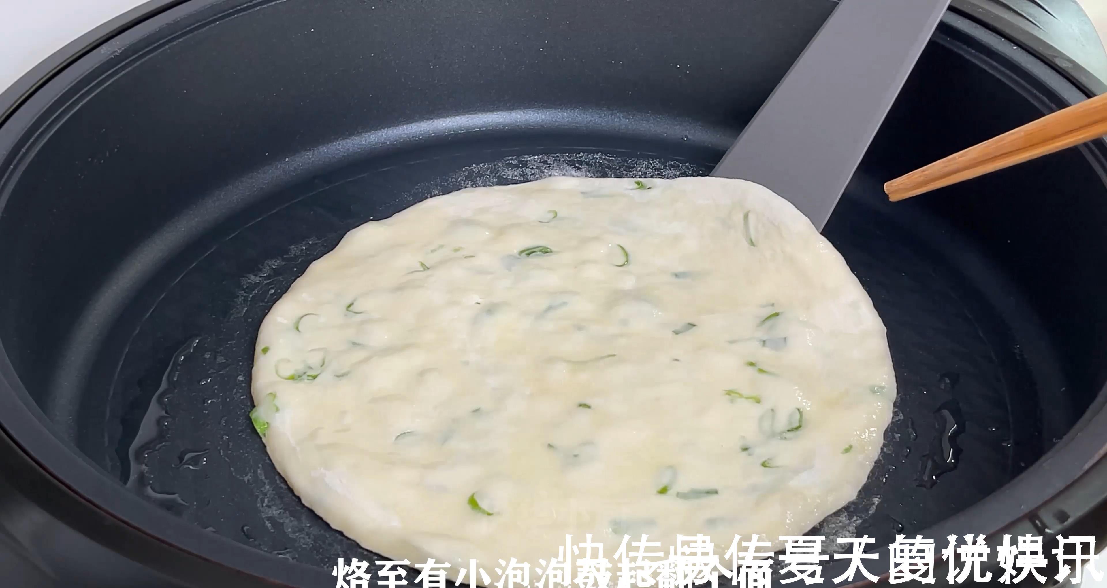 早餐店的葱油饼为什么好吃？原来做法简单，学会就可以摆摊了