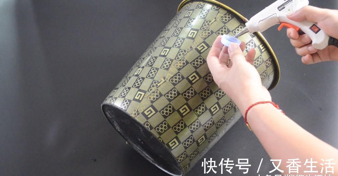 垃圾桶上粘一个塑料瓶, 一年还能帮家里省不少钱, 可惜知道的人不多