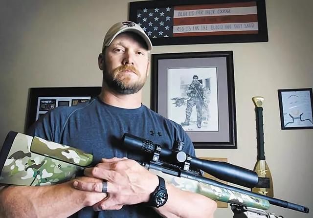 打成|一枪爆头！他是美国第一狙王，狙杀255人，却被老兵从背后打成筛子