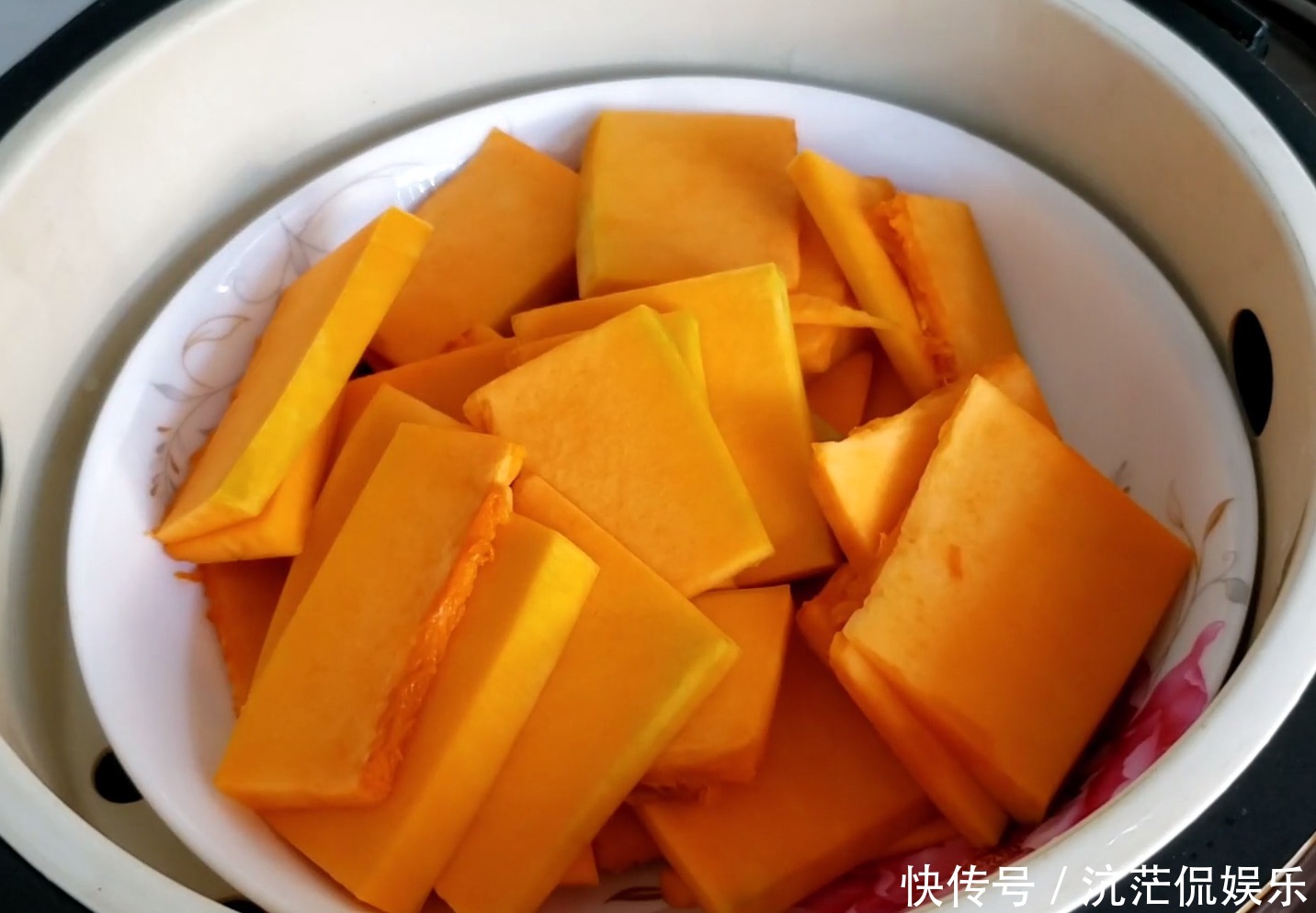 都是小时候|家庭版南瓜芝麻饼记住两个小技巧，香甜软糯又拉丝，比买的好吃
