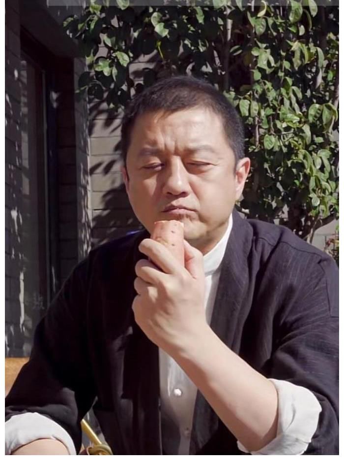 李亚鹏在山间吟诗作对，还用汤勺吃柿子，网友：好尴尬的样子！