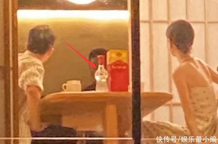 路透|喬欣許魏洲上戀綜被拍，帥哥美女約會(huì)好浪漫，桌上的白酒卻搶鏡了