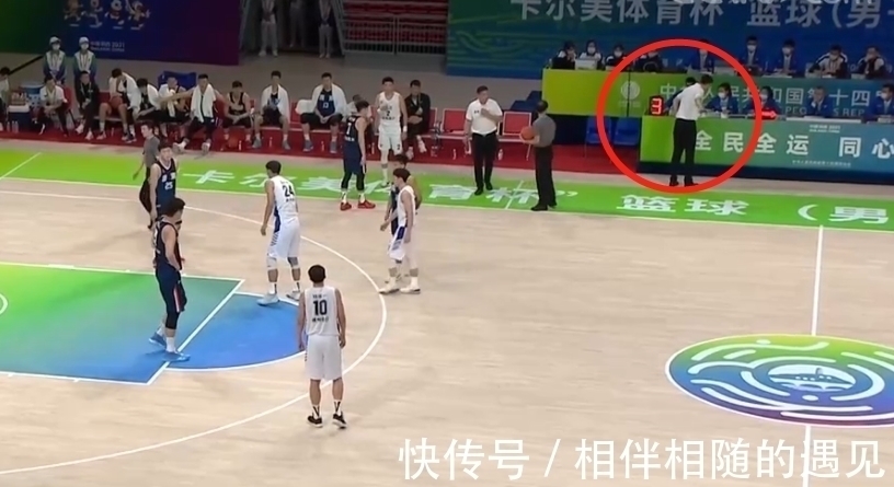 广东男篮|1.74秒换赵睿!再被换上与徐杰唱“双簧”,杜锋为何大闹技术台?