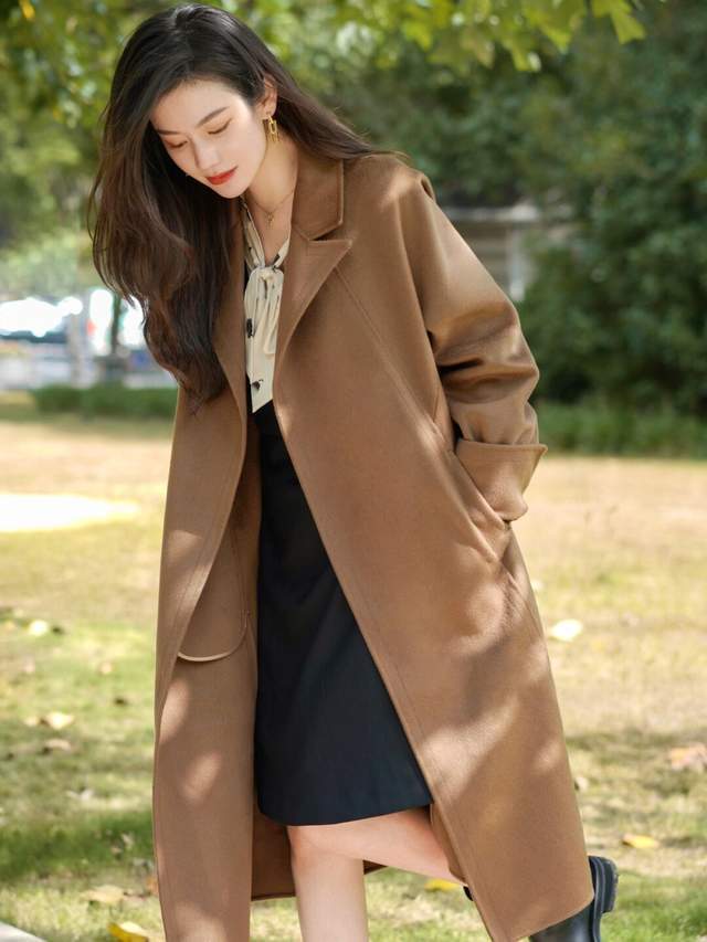 羽绒服|今冬流行的“小黑裙”正火,搭配上大衣和羽绒服都超美,高级时髦