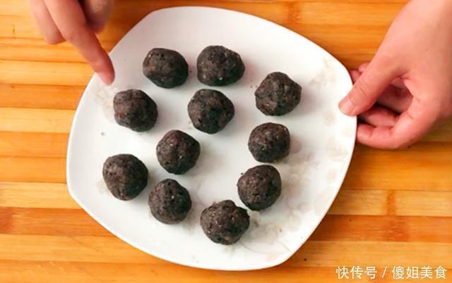 我家红豆从不熬粥喝,加一碗面粉,简单一做,出锅比蛋糕还好吃