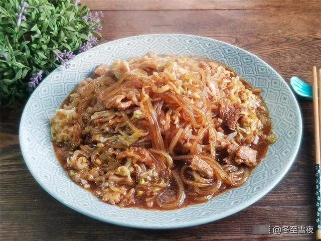 一道老东北菜，渍菜粉的家常做法，酸菜酸香味浓，粉条劲道不成团
