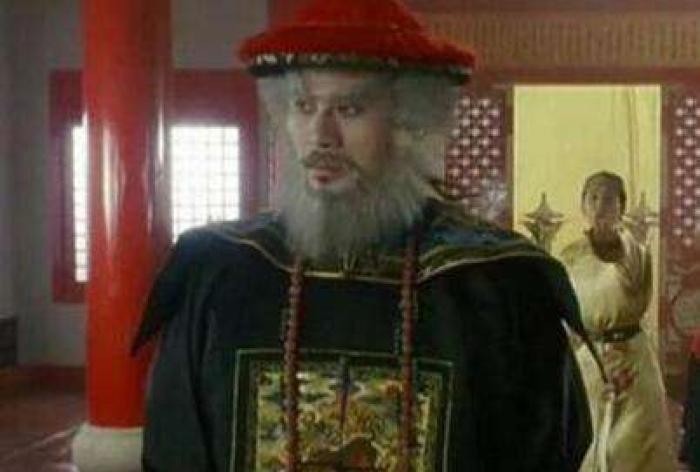 脱掉|康熙要杀死鳌拜,鳌拜当面脱掉上衣,康熙看后,捂着眼不敢杀他