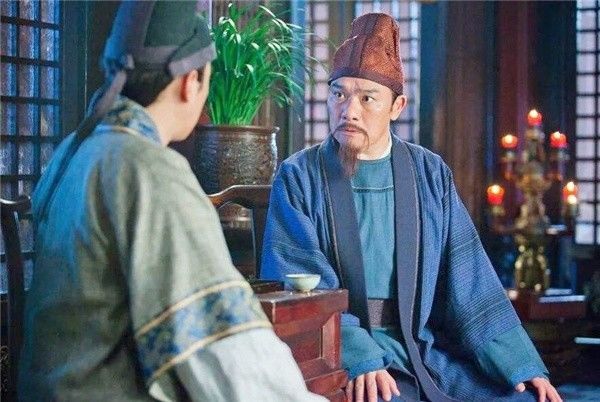  下令|皇帝偷偷在宰相衣服上烧个洞，一年后发现洞还在，下令为他开国库