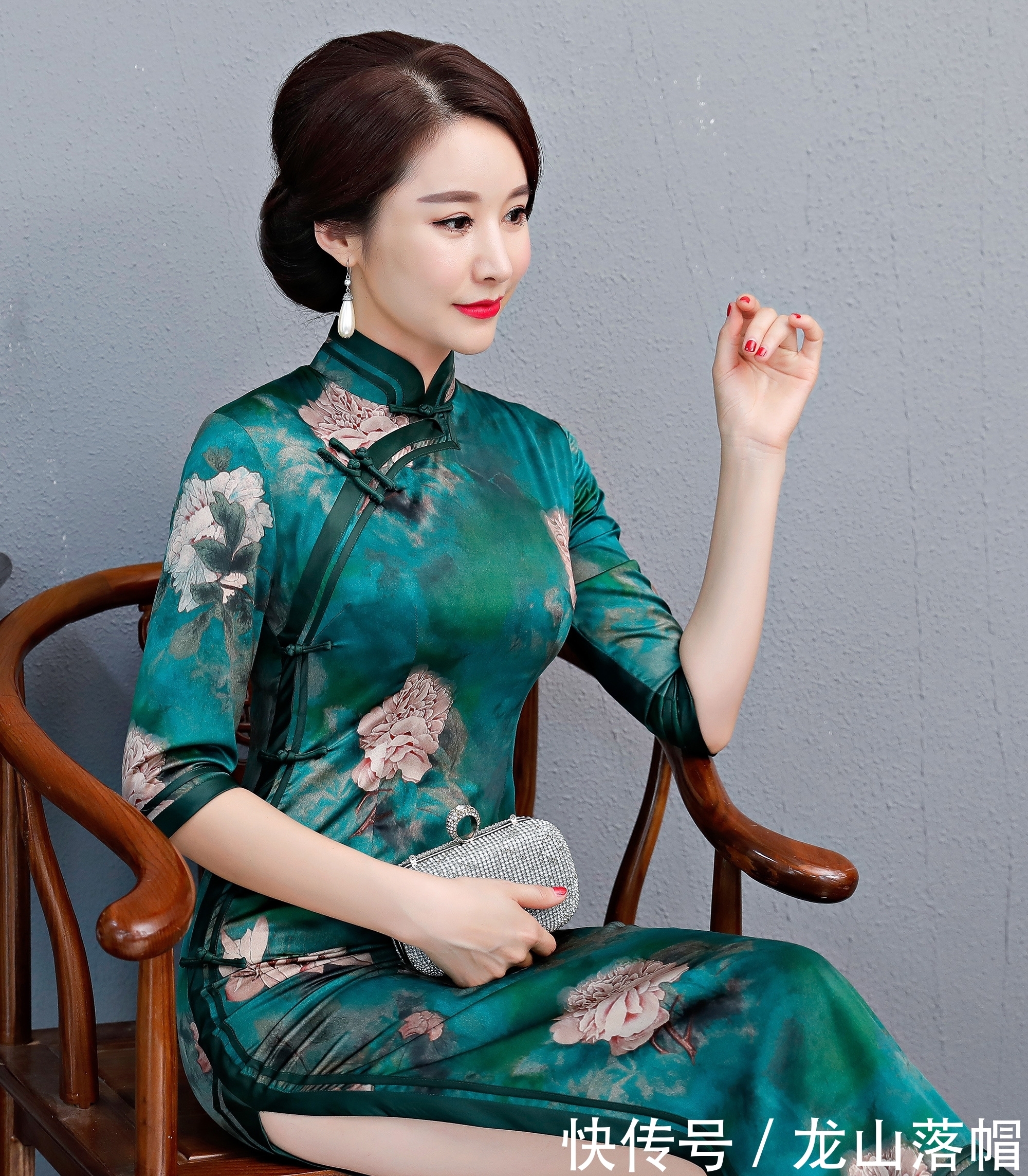 长款旗袍高开叉,搭配无色长丝袜,魅力四射让人难以抗拒