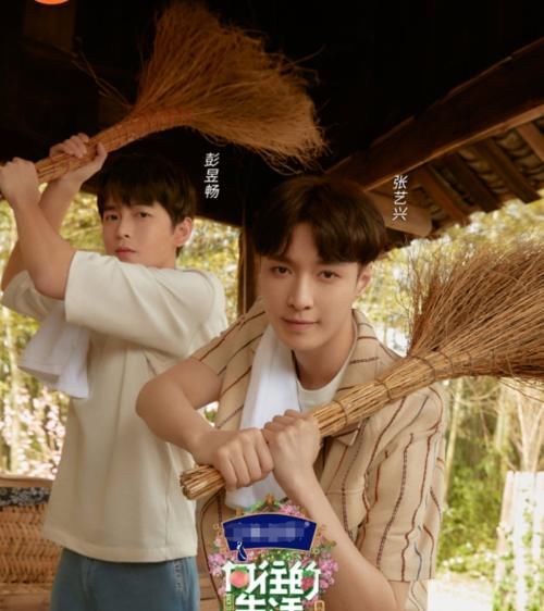 继黄磊何炅老友记海报，兄妹三人海报出炉，张子枫颜值越来越好看