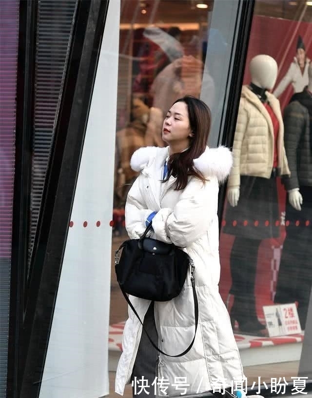 冬天穿羽绒服,长款羽绒服怎么搭配?你会穿什么样的鞋子?