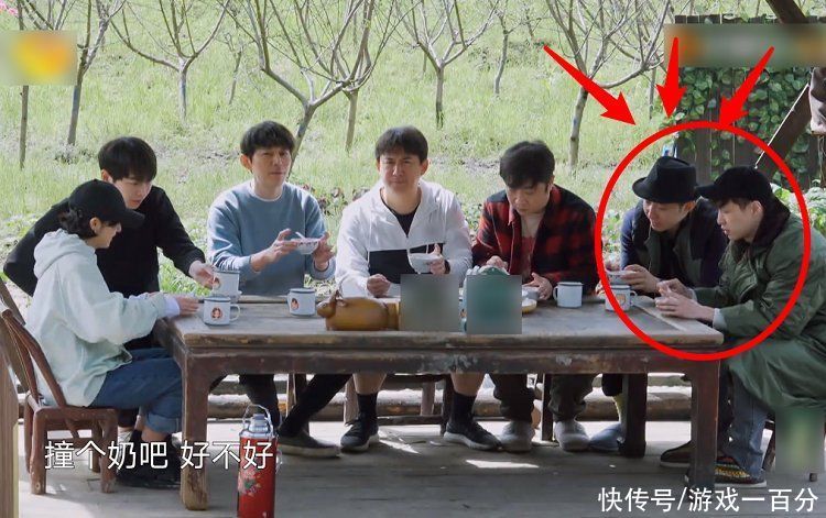 暖心|小O坐等张艺兴给自己投喂，看张艺兴的举动，像极妈妈在喂孩子