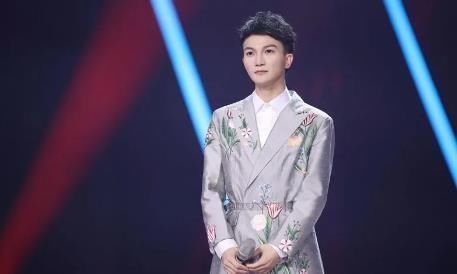 好声音|好声音节目组请他三次才同意参加，却早早被那英淘汰，今红到发紫