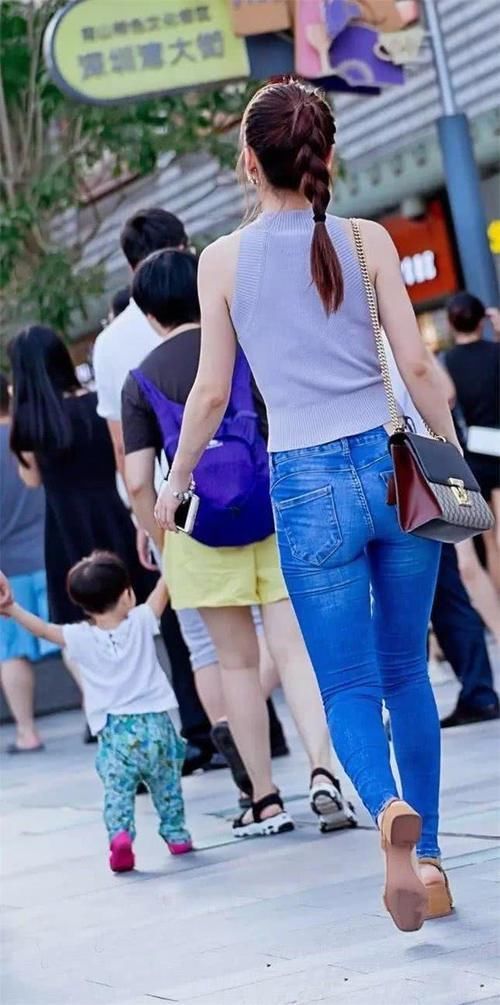 大长腿 小姐姐穿紧身牛仔裤，勾勒好曲线，时尚显气质！