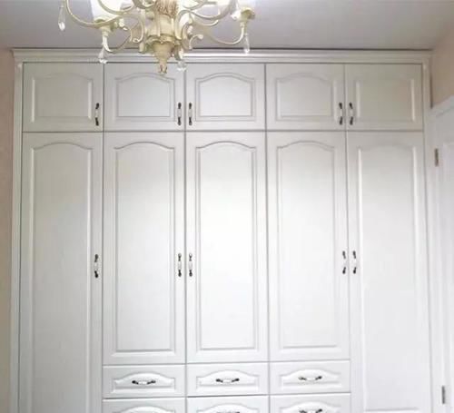 pvc|入住还没一年,衣柜就发霉了,师傅说少做这一步,不发霉才怪