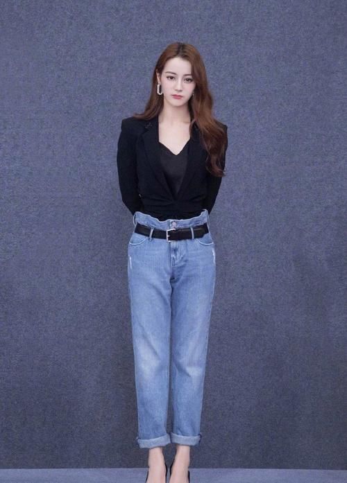 建议皮肤黄的女性，少穿黑白灰！多穿这三种“颜色”，非常显气质