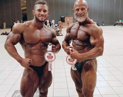 健身房|小伙子健身10多年,与56岁父亲一起站上健美舞台,实力不相上下!