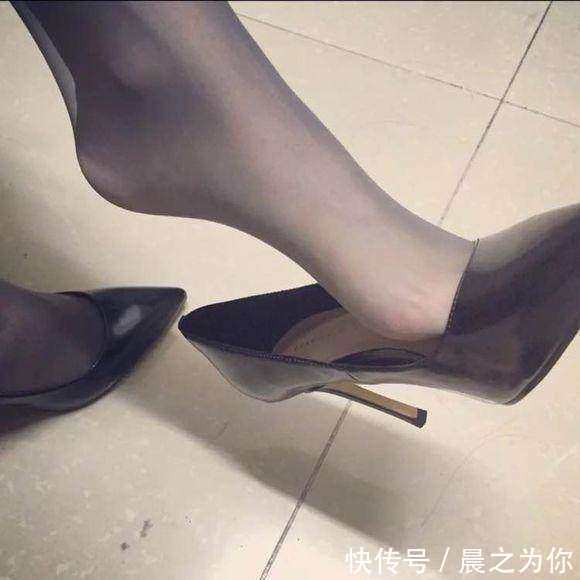 裸色 美脚丫遇上迷人黑丝袜,搭配高跟鞋靓丽女神打扮