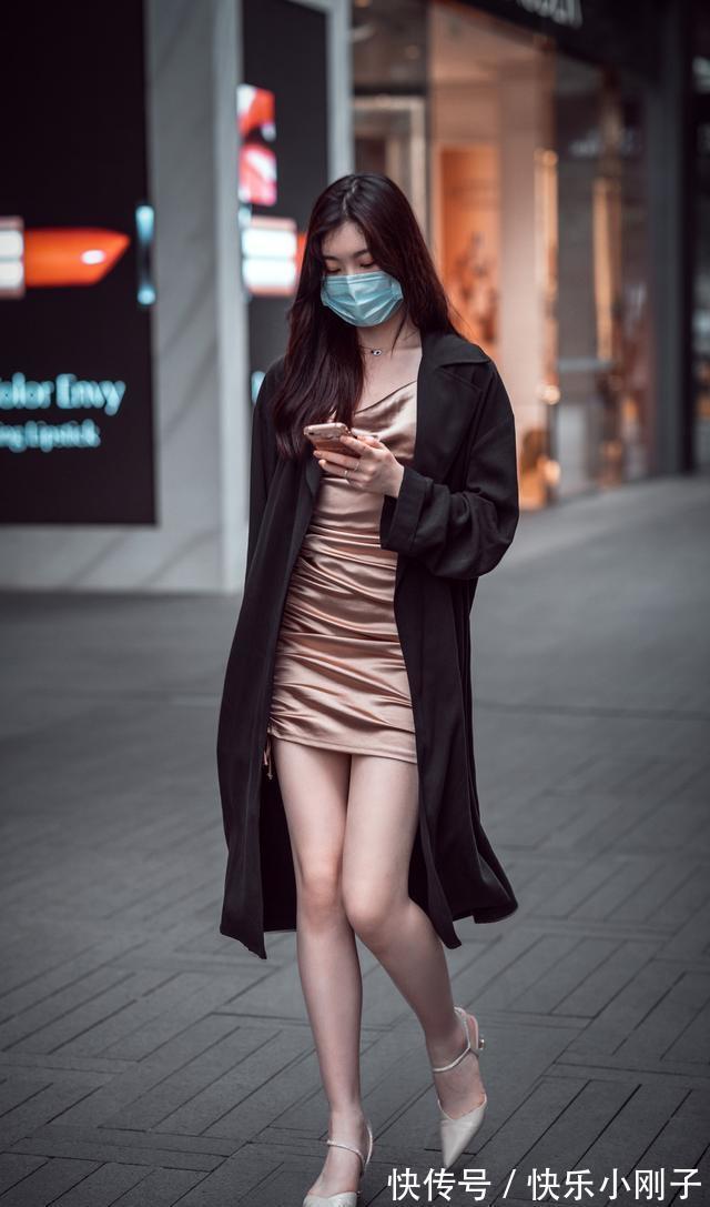 针织衫 连衣裙要搭配一双浅色的鞋子,让你放松心情,充满活力