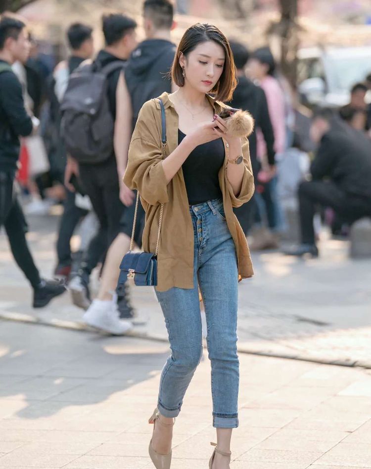长发|身穿V领上衣的长发美女,搭配牛仔长裤,清新又甜美