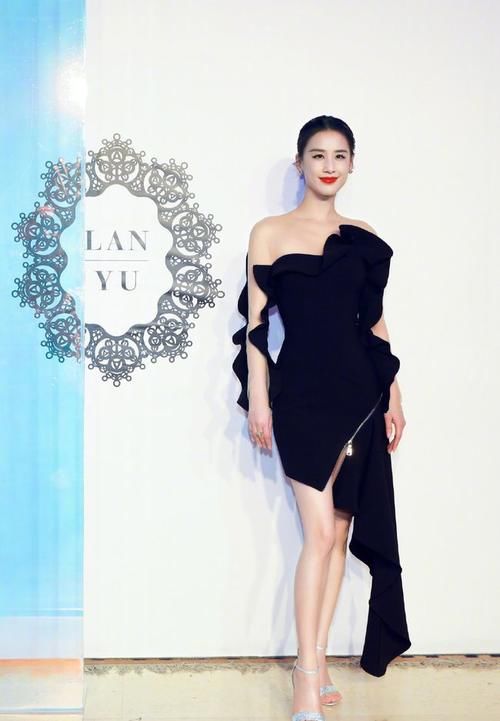 印花|女明星卡其色风衣+短靴，帅成穿成霸气女王，尽显御姐冷艳范