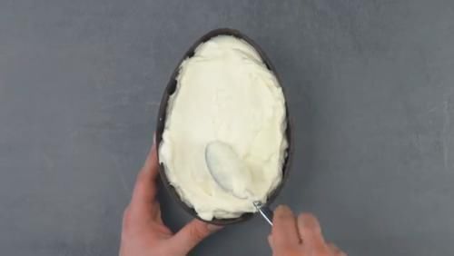 烘烤学徒自制“奇趣蛋”美食,勺子敲开后,看着让人直流口水