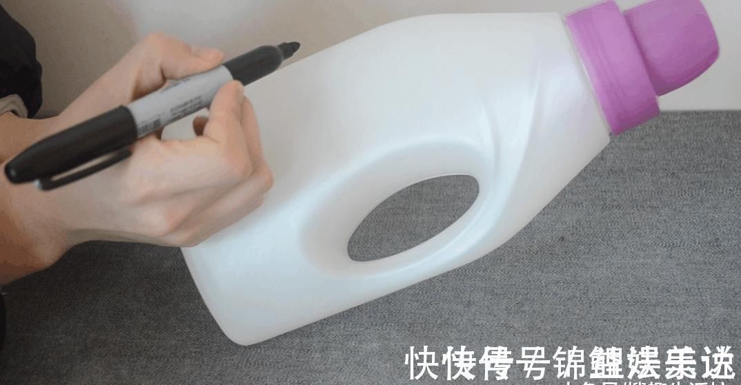 家家户户|洗衣液瓶子别扔了, 简单剪几刀, 放在厨房这样用, 人人见了都夸好
