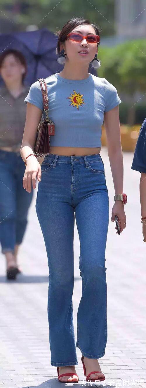 气质 浅蓝色t恤配直筒牛仔裤,显高显瘦,展现出高挑迷人的优雅气质。