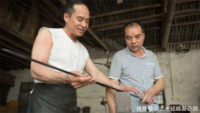 金庸|铸剑师郑国荣:第一把剑拍卖两万,第2把陨铁铸造,第3把赠金庸