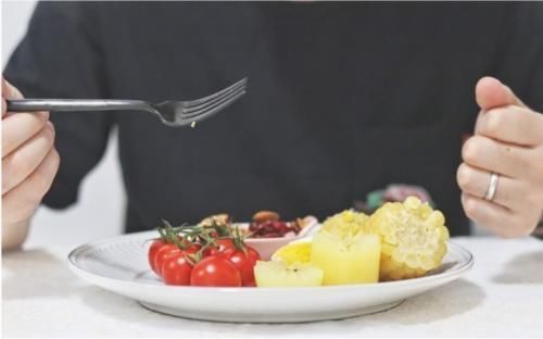 身体健康|为什么出现老年斑？是身体健康发出的信号？做好4事，远离色素斑