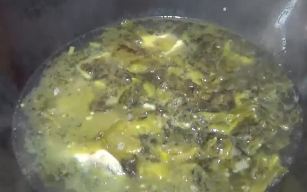 倒入|压轴菜酸菜鱼,咸香适口的鱼肉搭配酸菜,让人胃口大开,吃起来