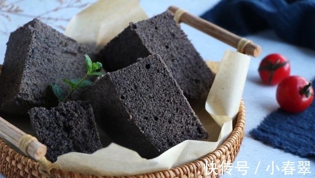 牛奶|黑米发糕做法,鸡蛋加牛奶上锅蒸一蒸,软糯香甜营养满满