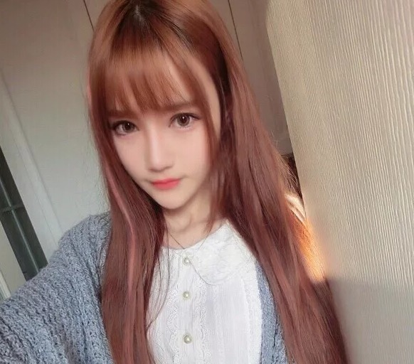 高考考场!她提前跑出高考考场,被8个妹控军哥哥接走,门口采访的记者看懵