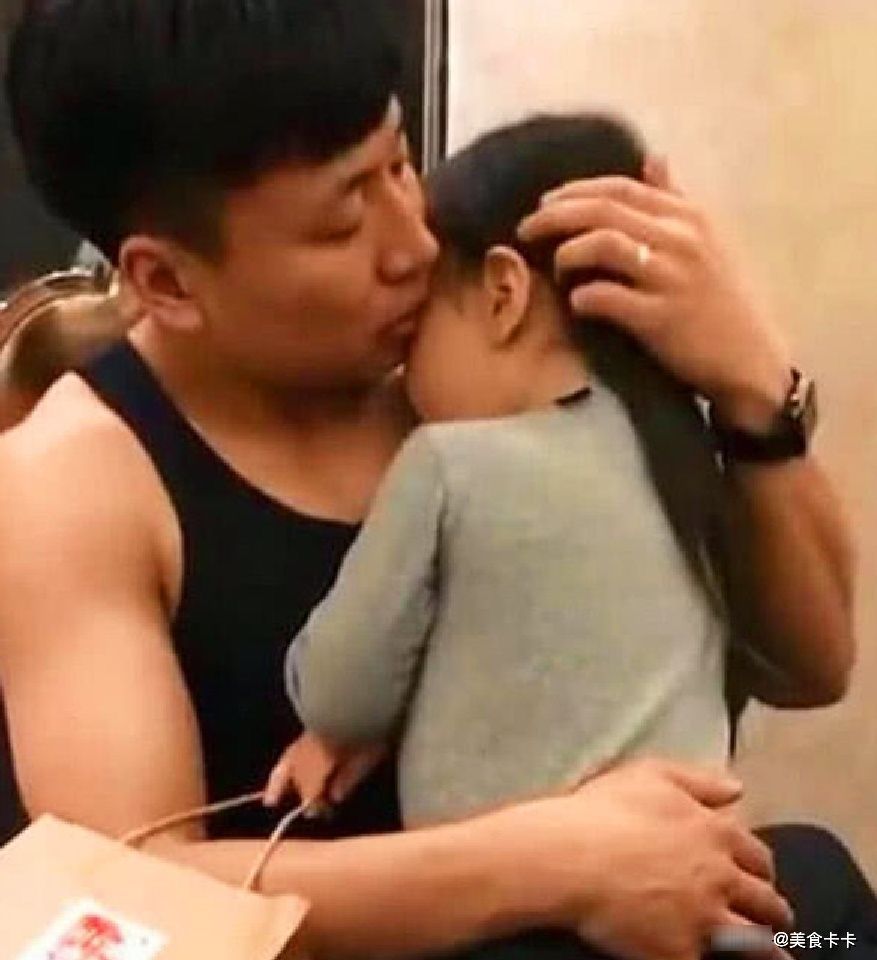 女儿犯错被妈妈责罚,委屈钻进爸爸怀里,她挑衅的眼神让妈妈气爆