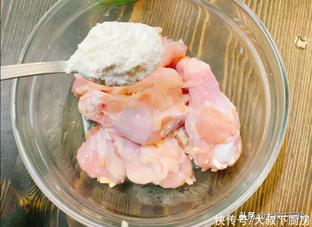 来自星星的你|追剧必备小吃！大叔教你韩式辣酱炸鸡，外皮酥脆，肉质软呢，好吃