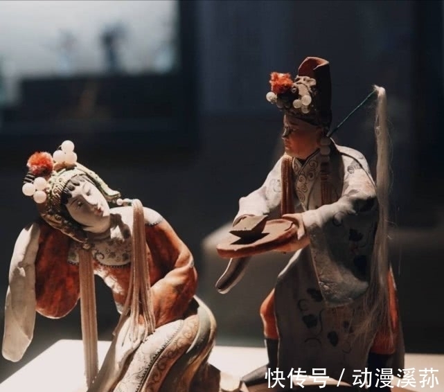 玩法|用手办来压泡面，这是土豪行为，那你见过更“壕”的吗？